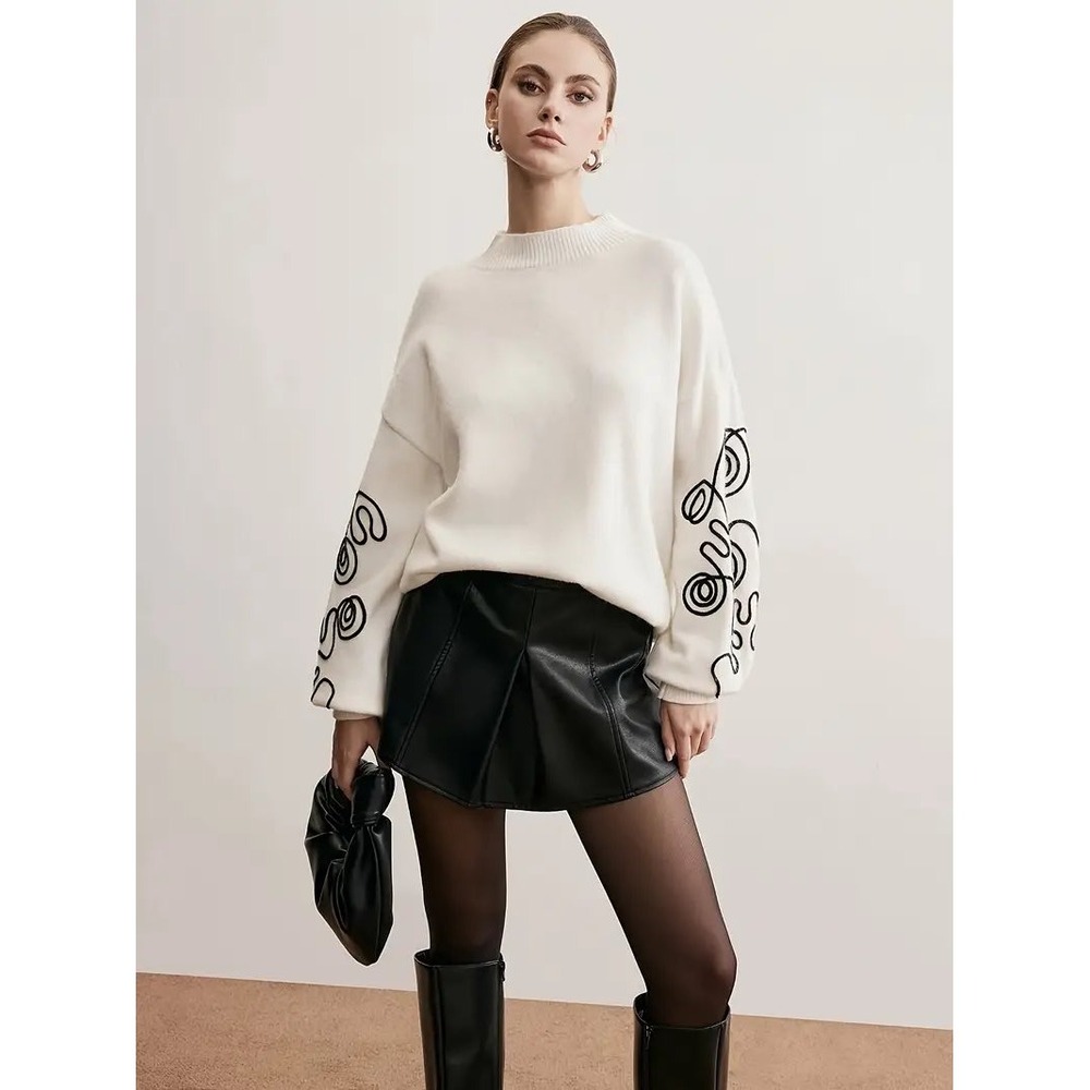 Commense Crew Neck Pullover Sweater Abstract Embroidery on Sleeves size M‎